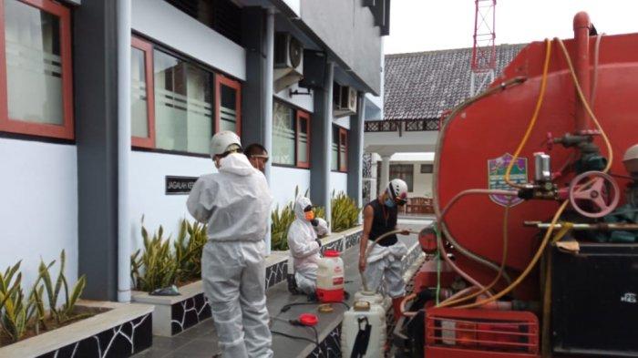 Penyemprotan di ruangan Bupati Ciamis