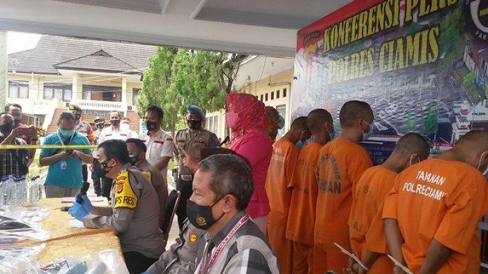 Jajaran Polres Ciamis selama menggelar Operasi Pekat menjelang bulan Ramadan ini telah membekuk 7 tersangka pelaku penyakit masyarakat. Diantaranya adalah RYP, ES dan Ap warga Cilacap yang terlibat peredaran psikotropika serta IL warga Baregbeg Ciamis yang menjual miras oplosan (ciu).