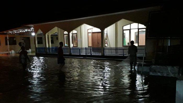 Diguyur hujan lebat, setidaknya 33 rumah warga di Dusun Ciparay dan Dusun Pabuaran, Desa Ciparay, Kecamatan Cidolog, Ciamis, Jawa Barat, terendam banjir luapan Sungai Ciseel, Rabu (14/4/2021) sore.
