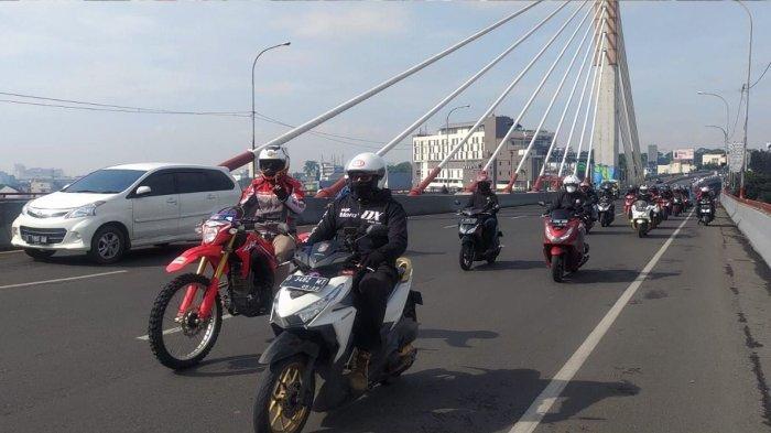 City riding bersama komunitas sepeda motor di Jawa Barat menuju Honda Bikers Land di Pine Hill, Cibodas (19/12).