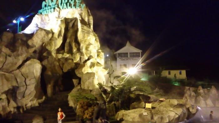 Ciwideuy Valley Hot Spring Water, salah satu wisata yang menawarkan bagi pengunjung untuk bisa berendam di malam hari.