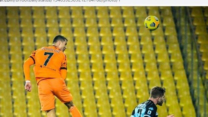 Megabintang Juventus, Cristiano Ronaldo, mencetak gol sundulan dalam laga Liga Italia melawan Parma di Stadion Ennio Tardini, Minggu (20/12/2020) dini hari WIB.