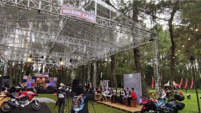 Suasana ajang festival untuk komunitas sepeda motor Honda Honda Bikers Land di Pine Hill, Cibodas (19/12) dengan tetap menerapkan protokol kesehatan yang berlaku.