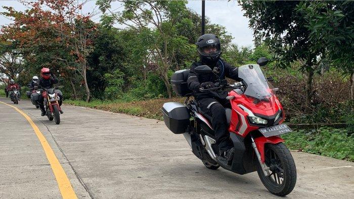 Bikers Honda pada gelaran Ekspedisi Nusantara mellintasi keindahan alam di Jawa Barat menggunakan Honda ADV150 dan Honda CB150R Streetfire.