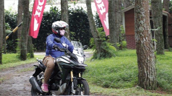 Peserta mencoba fitur dan performa terbaik dari New CB150X di area test ride Honda Bikers Land.