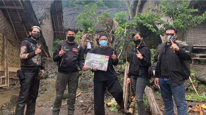 Kegiatan aksi sosial komunitas Honda, PT Astra Honda Motor, dan PT Daya Adicipta Motora untuk warga Kampung Dukuh, Kecamatan Cikeulet Kabupaten Garut
