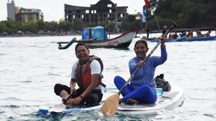 Wakil Ketua Komisi IV Dedi Mulyadi bermain kayak bersama mantan Menteri KP Susi Pudjiastuti di Pangandaran, Sabtu (12/12/2020).