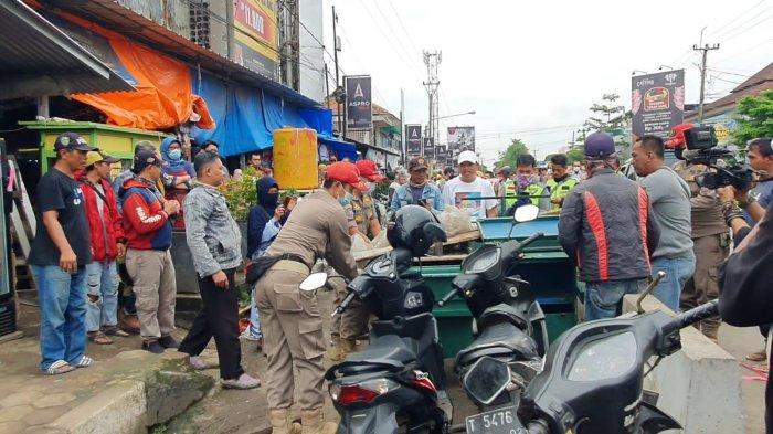 Dedi Mulyadi bersama warga membersihkan areal Pasar Rebo
