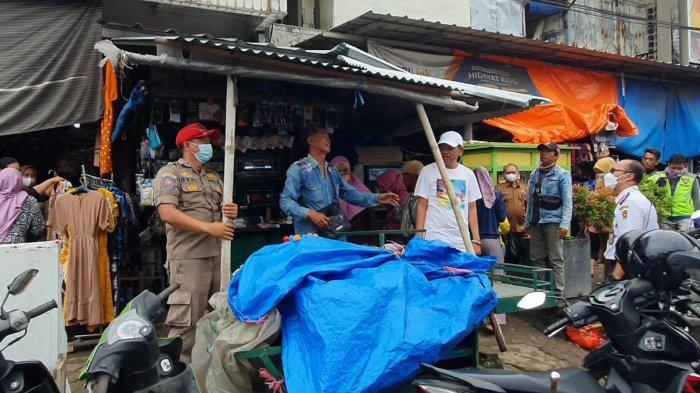 Dedi Mulyadi saat bersih bersih Pasar Rebo