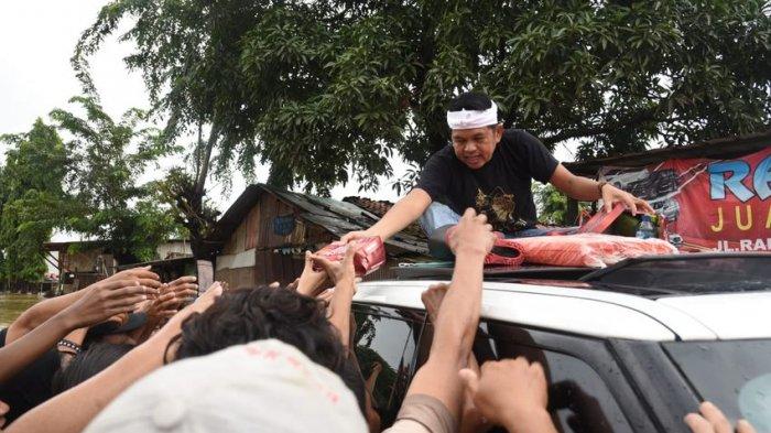 Dedi Mulyadi Terobos Banjir Bagikan Nasi Kotak ke Korban Banjir yang Terisolasi di Karawang d