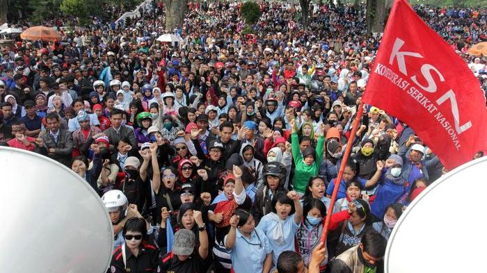 DEMO BURUH - Ribuan buruh menggelar unjuk rasa di depan Gedung Sate, Jalan Diponegoro, Kota Bandung, Jumat (21/11/2014). Aksi tersebut dilakukan jelang penetapan upah minimum kota/kabupaten (UMK) 2015 oleh Gubernur Ahmad Heryawan.