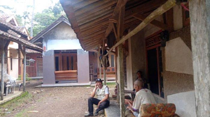 Ketua Grumala, Naro saat berbincang dengan warga kampung Balemalang di Desa Balagedog, Kecamatan Sindangwangi, Kabupaten Majalengka.