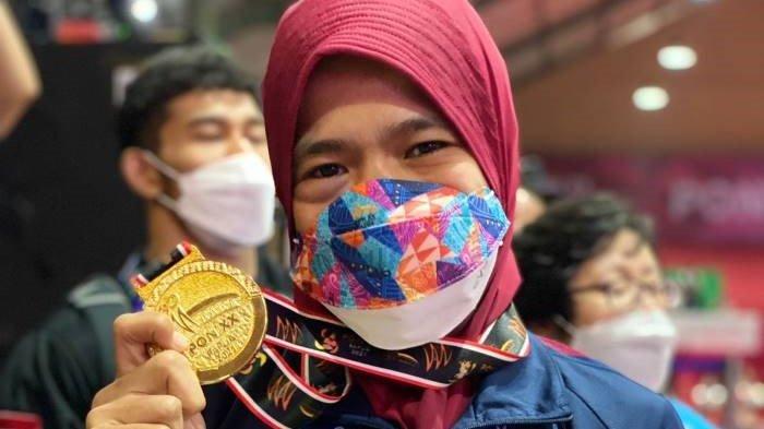 Dewi Atya, atlet gulat asal Kota Cirebon peraih medali emas di PON Papua.
