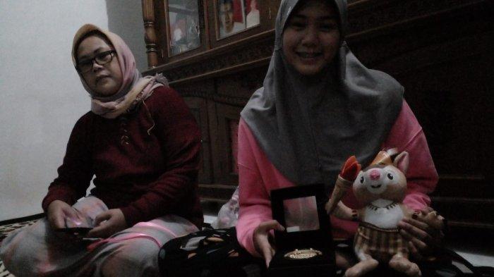 Dheya dan ibunya, Desi Arisandi, saat ditemui di rumahnya di Ciamis.