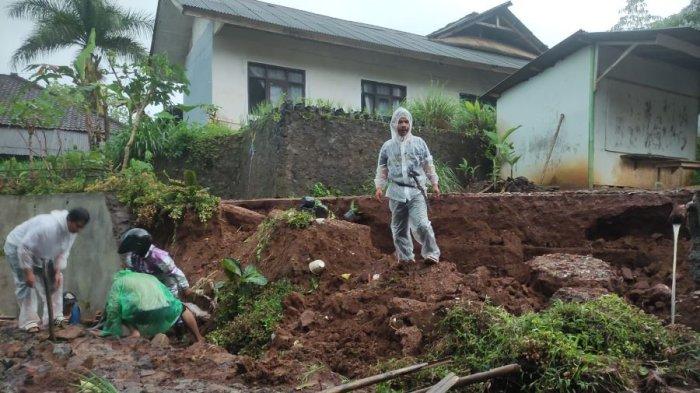 Akibat curah hujan tinggi, dua desa di wilayah Kecamatan Langkaplancar, Kabupaten Pangandaran dilanda longsor dan banjir bandang, Rabu (9/11/2022).