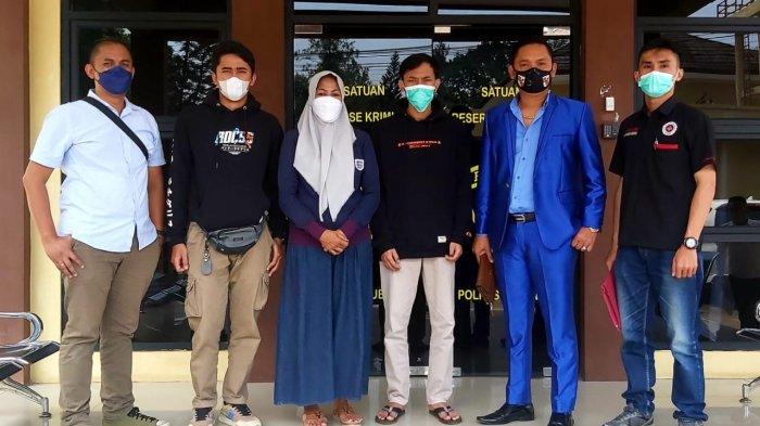 M berserta tim penasihat hukumnya saat jalani pemeriksaan di Mapolres Subang pada Senin (23/8/2021)