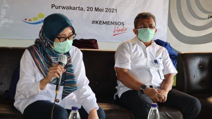 Direktur Jaminan Sosial Keluarga pada Kementerian Sosial, Rachmat Koesnadi (kanan), dalam kegiatan konsolidasi penyaluran bansos PKH di Purwakarta, Kamis (20/5/2021).