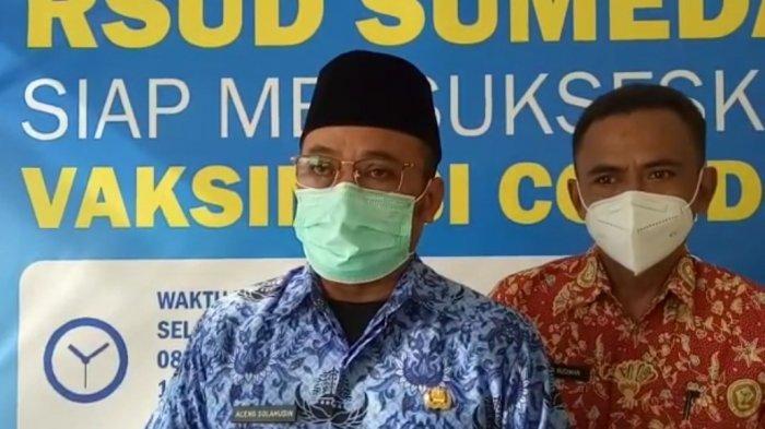 Direktur RSUD Sumedang, Aceng Solehudin saat memberikan keterangan korban kecelakaan yang meninggal dunia.