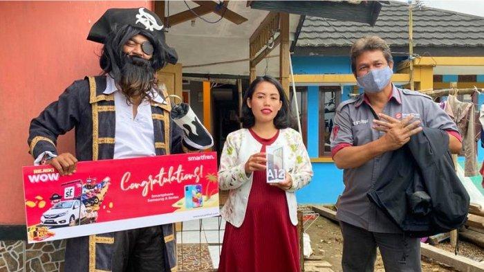 Dita Lismawati (tengah) saat menerima hadiah dari Smartfren Rejeki WOW