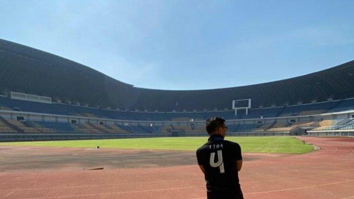 Teddy Tjahyono memakai kaus bernomor punggung empat. Ini diartikan kode Done 4 oleh bobotoh.