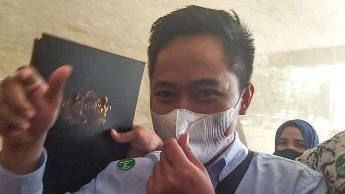 Doni Salmanan tiba di Bareskrim Polri pada Selasa (8/3/2022). Ia menjalani pemeriksaaan perdana sebagai saksi atas kasus dugaan penipuan berkedok trading melalui binary option Quotex. Dia kemduian ditetapkan sebagai tersangka setelah menjalani pemeriksaan 13 jam. (KOMPAS.com/BAHARUDIN AL FARISI )