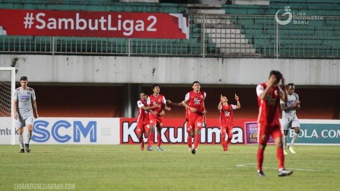 Dua bek Persib Bandung, Nick Kuipers (kiri) dan Victor Igbonefo (kanan), tertunduk setelah Persija Jakarta mencetak gol dalam final leg pertama Piala Menpora 2021 di Stadion Maguwoharjo, Sleman, Yogyakarta, Kamis (22/4/2021) malam.
