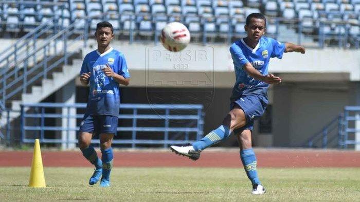 Dua pemain U-20 Ravil Shandyka (kiri) dan Ardi Maulana saat mengikuti latihan bersama Persib Bandung di Stadion Gelora Bandung Lautan Api, Kota Bandung, Kamis (27/8/2020).