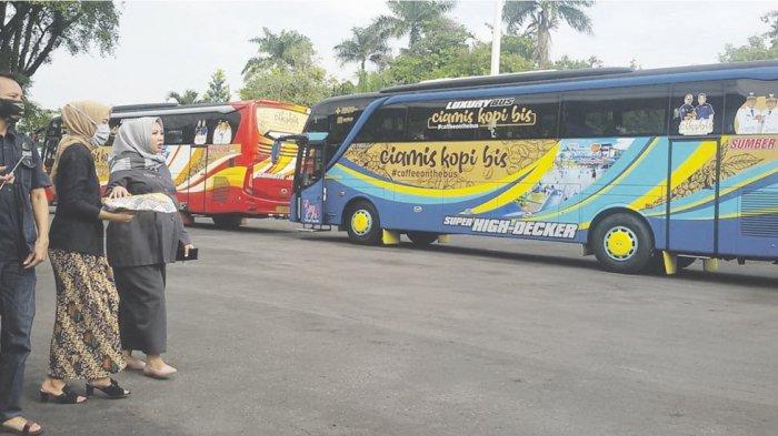 Dua unit Bus Cikobis.