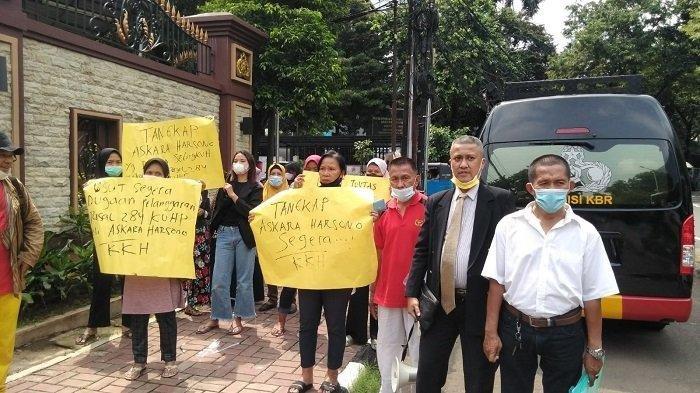 Tim Advokasi Komunitas Keluarga Harmonis laporkan eks suami Nindy Ayunda, Askara Parasady Harsono, ke Polda Metro Jaya atas dugaan kasus perselingkuhan dengan anak seorang jenderal purnawirawan, Rabu (29/12/2021). (Istimewa via Warta Kota)