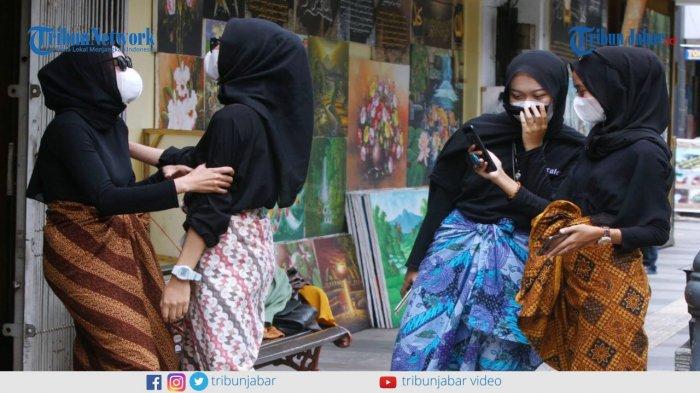 Empat perempuan cantik berhijab, Dinda Luciana, Irma Puji Nurhannisa, Meli Puspita, dan Tri Wulan Sari membuat aksi Batik Challenge di Jalan Braga, Bandung, Kamis (4/2/2021).