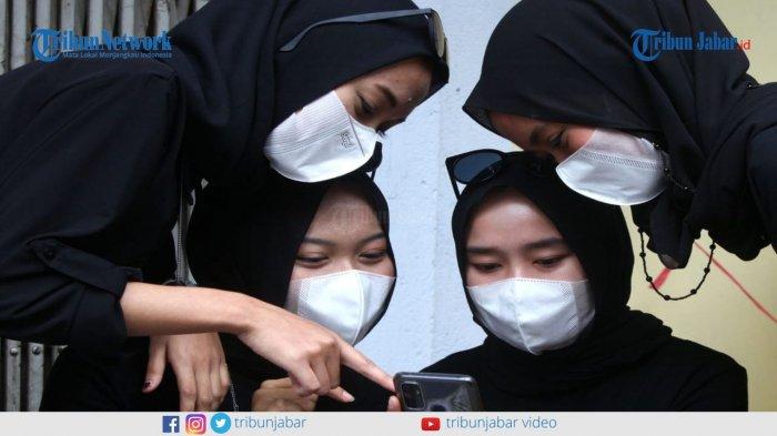 Empat perempuan cantik berhijab, Dinda Luciana, Irma Puji Nurhannisa, Meli Puspita, dan Tri Wulan Sari membuat aksi Batik Challenge di Jalan Braga, Bandung, Kamis (4/2/2021).