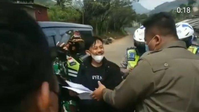 Pemeran Kang Mus Preman Pensiun, Epy Kusnandar jawab santai komentar soal dicegat polisi.