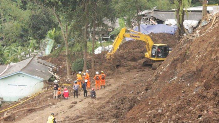 Alat berat masih melakukan pencarian korban gempa Cianjur di titik lokasi longsor warung Sate Shinta, Kampung Pos, Desa Cijedil, Kecamatan Cugenang, Jumat (9/12/2022).
