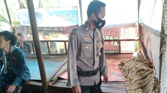 Istimewa / Polsek Kalipucang
Polisi evakuasi Na yang ditemukan meninggal di sebuah warung kopi, Minggu (15/8/2021)