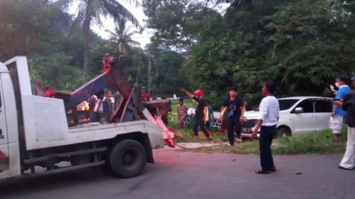 Evakuasi mobil Avanza yang terjun ke jurang sedalam sekitar 10 meter di Jalan Raya Jajaway, Kampung Gunung Sumping, Kecamatan Palabuhanratu, Kabupaten Sukabumi, Jawa Barat, Rabu (29/9/2021) sore.