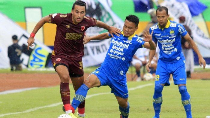 Ezra Walian berduel dengan Dedi Kusnandar, saat Persib Bandung melawan PSM Makassar di Stadion Si Jalak Harupat, Bandung, Minggu (22/12/2019)