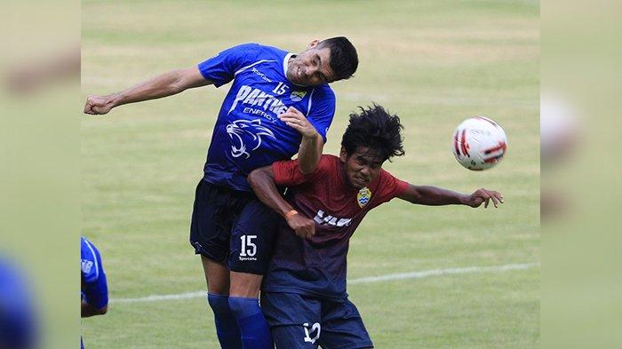 Pemain Persib Bandung Fabiano Beltrame (kiri) berebut bola dengan pemain PSKC Cimahi saat pertandingan persahabatan di Stadion Gelora Bandung Lautan Api, Sabtu (8/2/2020). Persib Bandung menang dengan skor (3-0).