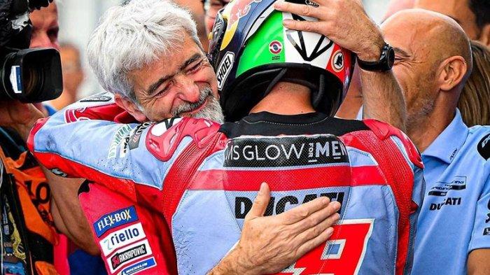 Ekspresi bahagia Tim Gresini Racing atas keberhasilan Fabio Di Giannantonio meraih pole position di sesi kualifikasi GP Italy, Sabtu (28/5/2022).