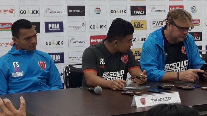 Ferdinand Sinaga dan Robert Rene Alberts dalam sesi konferensi pers sesudah pertandingan di Stadion Gelora Bandung Lautan Api (GBLA), Rabu (23/5/2018).