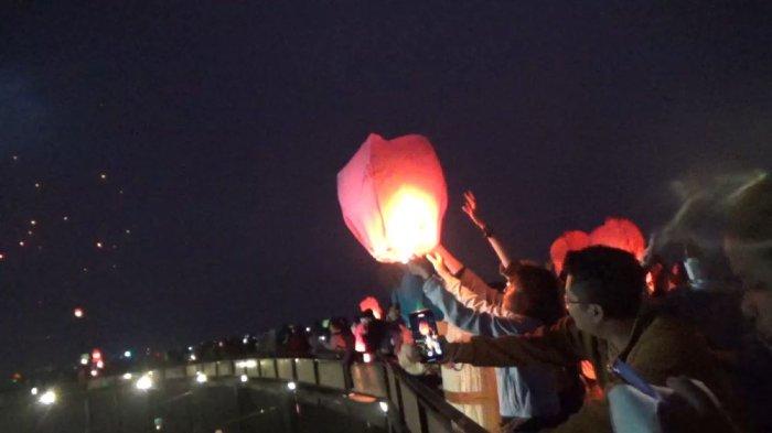 Meski dalam kondisi dingin, para wisatawan dari berbagai daerah rela datang ke Nimo Highland, Pangalengan, Kabupaten Bandung, untuk mengikuti festival lampion yang digelar Minggu (28/8/2022) mulai pukul 04.00 WIB.