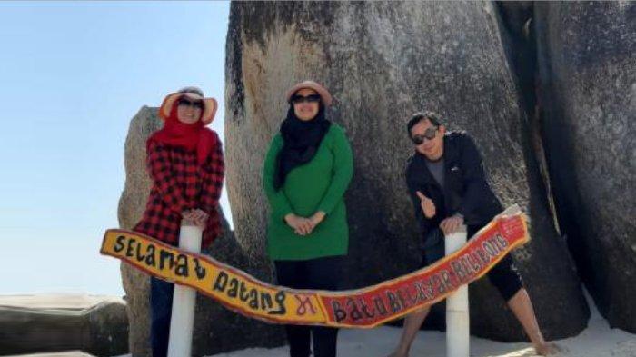 Ketua tim PKM UPI Dr. Ayu Krishna Yuliawati, MM., foto bersama anggota Dr. Rofi Rofaida dan Budhi Pamungkas Gautama, M.Sc. usai acara.