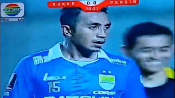 Pemain Persib Bandung, Firman Utina seusai melakukan tendangan bebas saat melawan Mitra Kukar di Stadion Aji Imbut Kalimantan Timur, Minggu (4/10/2015).