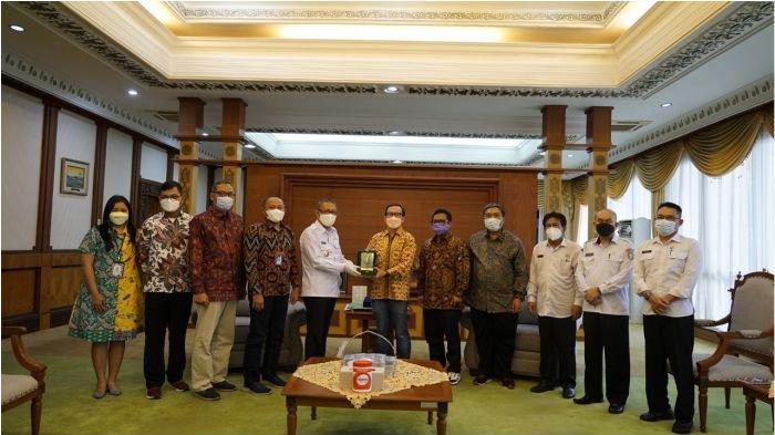Direktur Digital Business Telkom Muhamad Fajrin Rasyid (ke enam dari kanan) melaksanakan audiensi bersama Pemerintah Provinsi Kalimantan Barat untuk memperkenalkan produk dan layanan digital unggulan Leap, kunjungan disambut langsung oleh Gubernur Kalimantan Barat H. Sutarmidji S.H., M.Hum (ke lima dari kiri).