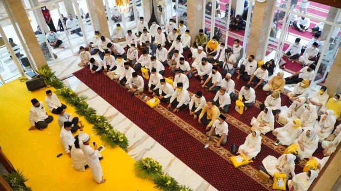 Airlangga pada acara peringatan Nuzulul Quran di Masjid Ainul Hikmah, Kantor DPP Partai Golkar, Jakarta, Senin (18/4).