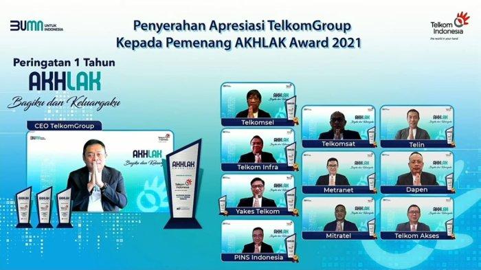 Direktur Utama Telkom Ririek Adriansyah (kiri) menyerahkan apresiasi kepada Direksi Anak Perusahaan Telkom yang telah meraih penghargaan dalam AKHLAK Award 2021 Kategori Anak Perusahaan BUMN yang diselenggarakan oleh Kementerian BUMN beberapa waktu yang lalu yakni Telkomsel, Telkomsat, Metranet, Mitratel, Telin, Dapen, Telkom Akses, Telkom Infra, Yakes, dan PINS dalam acara Peringatan 1 Tahun AKHLAK bertema “Bagiku & Keluargaku” secara virtual pada Kamis, 27/7.