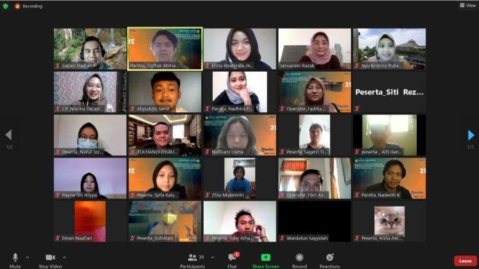 Para peserta webinar KKN - PPM Integratif Virtual Universitas Padjadjaran sedang melakukan talkshow secara daring.*