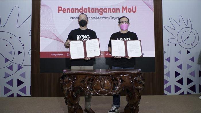 Direktur Digital Business Telkom Muhamad Fajrin Rasyid (kiri) bersama Rektor Universitas Tanjungpura Prof. Dr. H. Garuda Wiko S.H., M.Si (kanan) menandatangani MoU bersama sinergi pemanfaatan sumber daya sebagai bentuk komitmen Telkom mendukung Universitas Tanjungpura menuju cyber university.