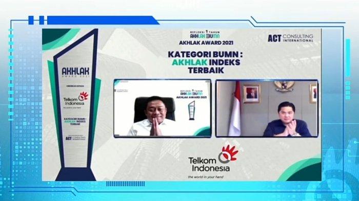 Menteri BUMN Erick Thohir (kanan) menyerahkan penghargaan kepada Direktur Utama Telkom Ririek Adriansyah (kiri) secara virtual atas keberhasilan Telkom meraih gelar Juara Umum sebagai Peraih AKHLAK Indeks Terbaik pada ajang perdana AKHLAK Award 2021 yang diselenggarakan Kementerian BUMN bekerja sama dengan ACT Consulting Internasional, Kamis (15/7).
