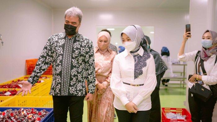 Atalia Praratya Kamil saat berkunjung ke PT Skinsol Kosmetik Industri didampingi Pendiri sekaligus CEO PT Skinsol Kosmetik Industri, Michael Simon.
