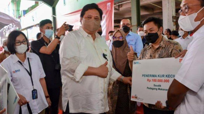 Foto 4: Menko Airlangga tinjau operasi pasar